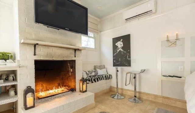 NEW King Bed | Clawfoot Bathtub | Fires | Hot Tub