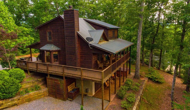 New Kitchen, EV charging, great reviews 3 levels, privacy2 fireplaces,hottub