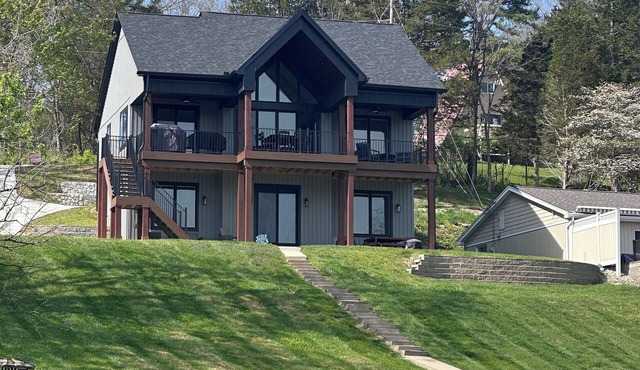 NEW! Lakefront Getaway - Stunning Views - 7 Miles from The Ark in Williamstown