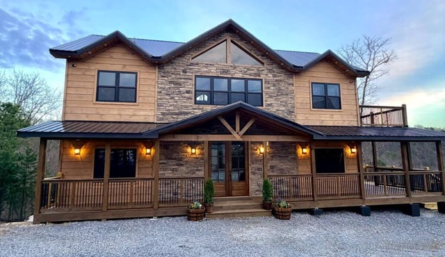 New Luxury Escape Minutes to Dollywood & Gatlinburg EV Charger Hot Tub
