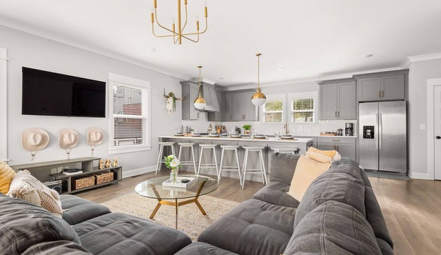 New Luxury Southern Charm - 4BR - Walk Everywhere