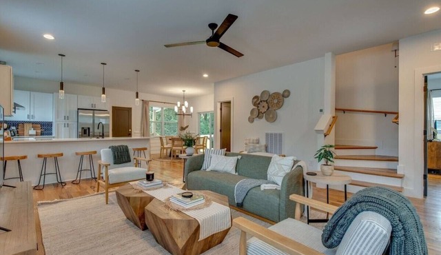 New ~ Modern ~ 5 bed ~ Sleeps 13!