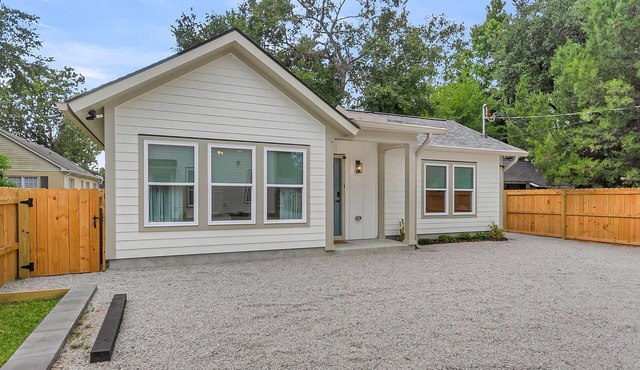 New Modern Haven Cottage near Downtown & Beaches. Quiet, Cozy and Pet Friendly