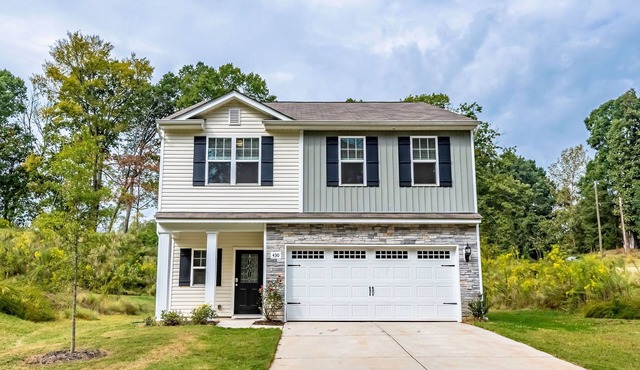 New! Modern Large House Great Location near UNC-Charlotte, TopGolf, Carowinds