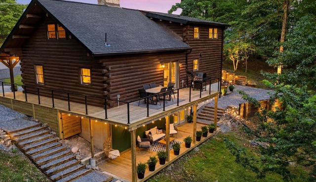 NEW Spacious 4BR Mountain Retreat for 8: Hot Tub, Game Room & Theater in Harpers Ferry