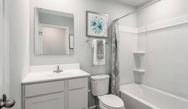 Newly built 4-bedroom home with mountain views in charming Bedford community. in Bedford