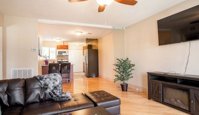 Newly Remodeled Luxury Duplex 7 minutes to downtown