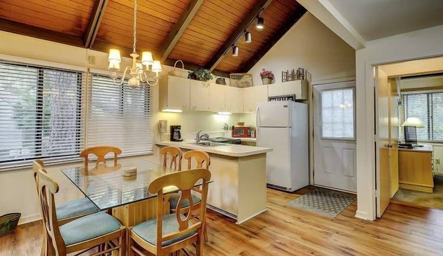 Night Heron 2 BDR plus loft villa in Sea Pines. Community Pool and Close to Beach Paths.