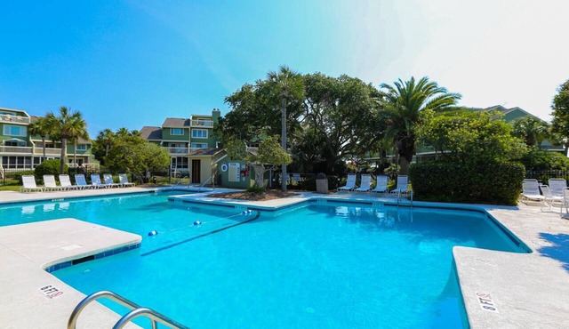 Ocean Views! Wonderful Screened Porch w/Access to the Community Pool, Grills, Boardwalk & Beach! in Isle of Palms