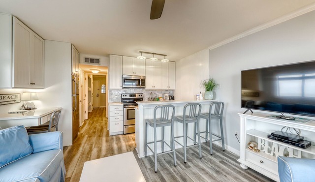 Oceanfront corner condo w/spectacular view & shared pool/fishing pier