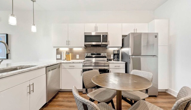 One-Bedroom Apartment w/Balcony: Superior Mid/Downtown Retreat: Balcony, Views, Gym in Atlanta