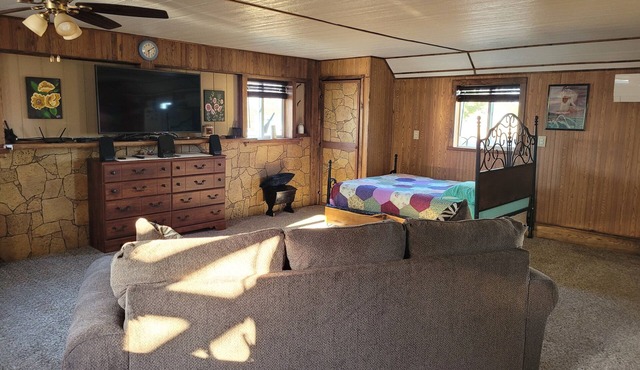 Open floor plan, Kitchen, bathroom, sleeps 4, Country Setting in Filion