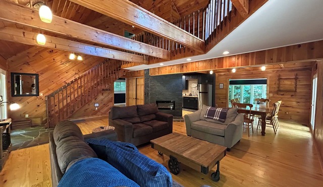 Orchard Mountain Cabin, Enchanting Retreat – Exclusive Lakefront Sanctuary