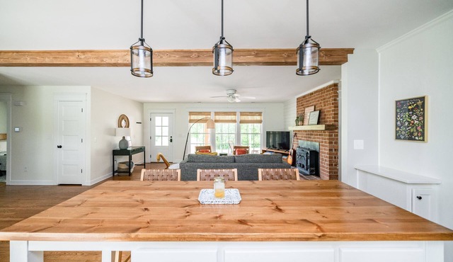 Orchard View Retreat in Blue Ridge Mountains with Hot Tub + 2 King Suites! in Bedford