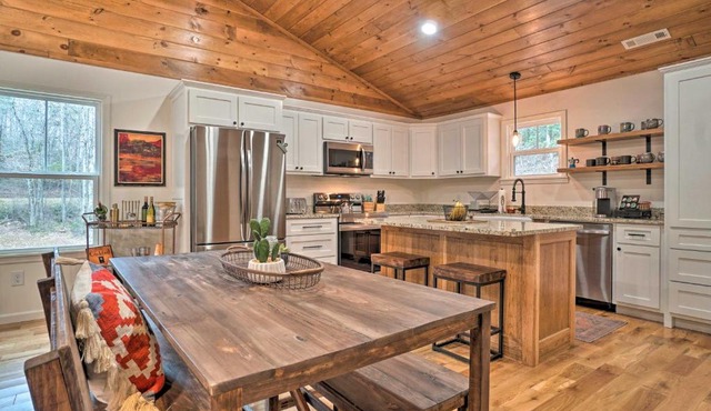 ‘Painted Skies’ Upscale Getaway By Lake Burton!