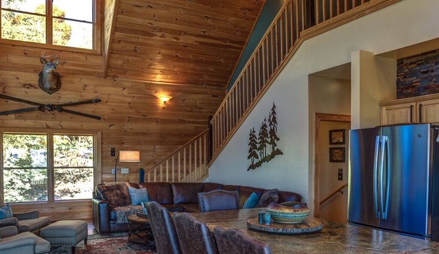☆ Panoramic ☆ Hot Tub ☆ Fire Pit ☆ Fireplace ☆ Luxury ☆ Rustic ☆ 4BR ☆ 3K/2Q/3S