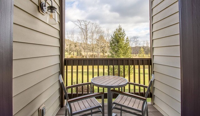 Partial Kitchen, King Bed, sleeps 4 in Mc Gaheysville
