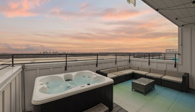 Peaceful 4-story retreat Rooftop hot tub + Views