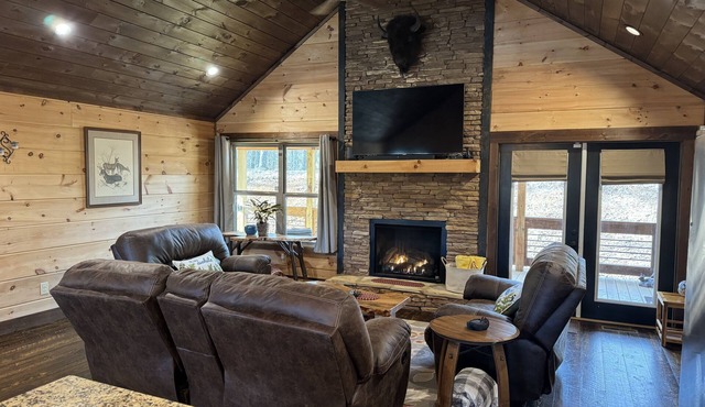 Peaceful and pristine newly built cabin perfectly located near the Ocoee River