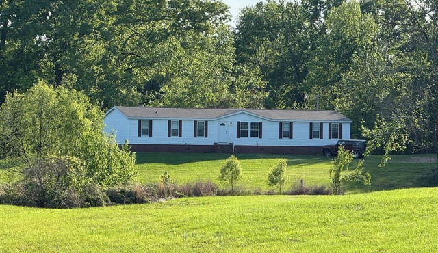 Peaceful and relaxing in the country, large space, sleeps 6 in Utica