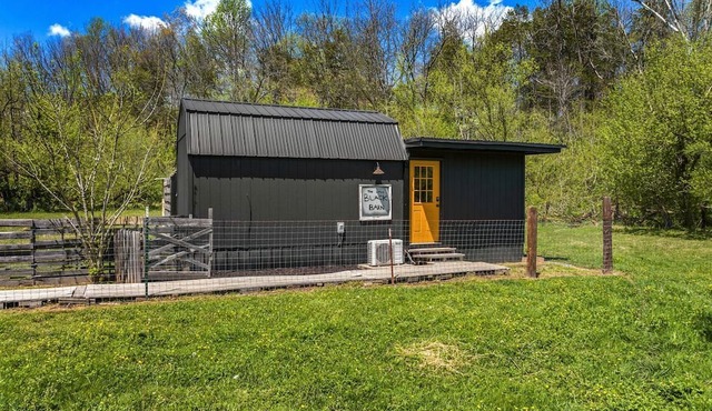 Peaceful Cabin Retreat with Spa Features & Unique Farm Vibes in Newport, Tennessee