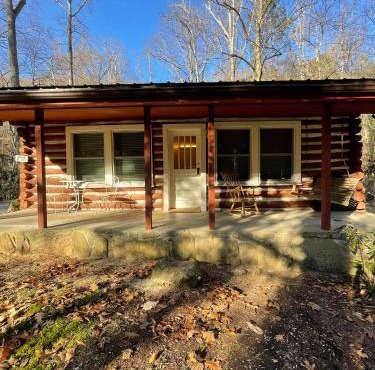Peaceful Creekside Cabin Dog-friendly Hot Tub Gas Fireplace Gas Grill