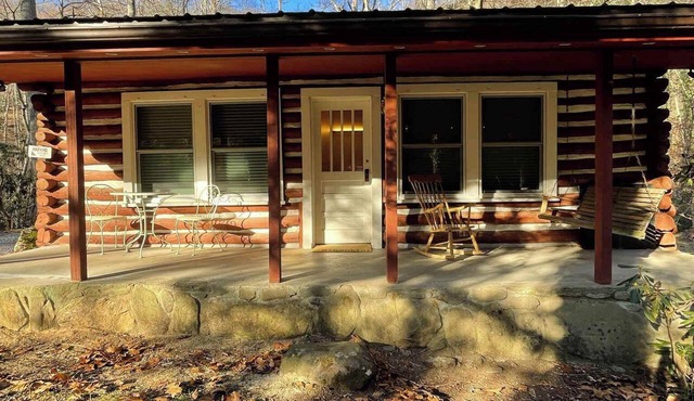 Peaceful Creekside Cabin, Dog-friendly, Hot Tub, Gas Fireplace, Gas Grill