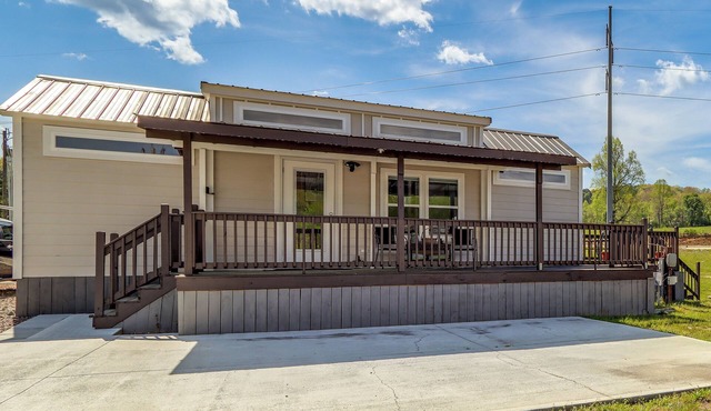 Peaceful Deck & Pool Access! Blue Ridge Tiny Home