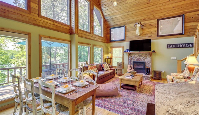 Peaceful Greers Ferry Cabin w/Deck & Lake View! in Greers Ferry