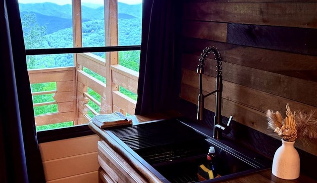 Peaceful Mountain Cabin with Long-Range Views near Black Mountain, North Carolina