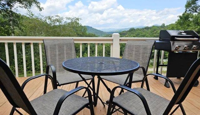 Peaceful Smoky Mountain Escape Near Hiking