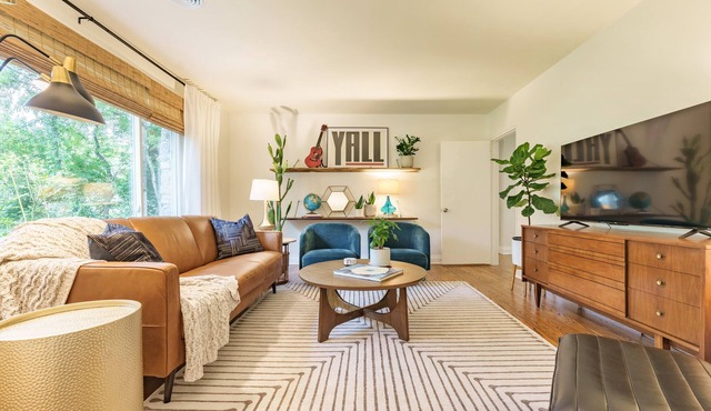 Pecan Belle Vintage Cottage | Fire Pit, Creek