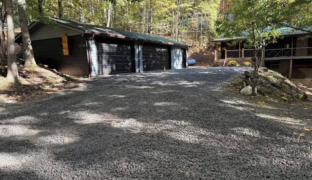 Perfect 2-bedroom cabin with AC in enjoyable Murphy getaway