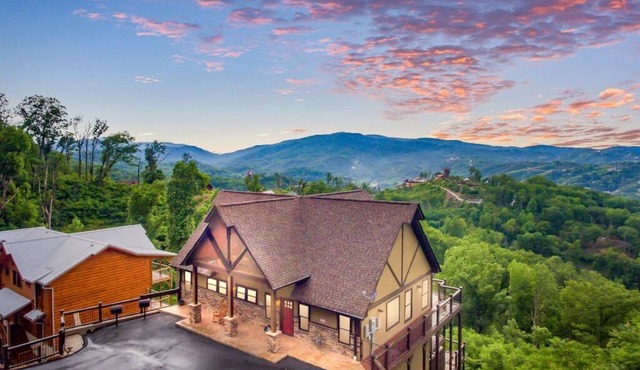 Perfect for Families! 2 Hot Tubs! Views!