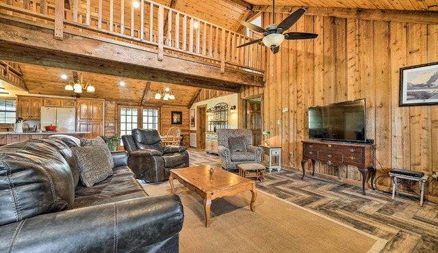 Pet-Friendly Broken Bow Gem with Deck and Grill! in Battiest