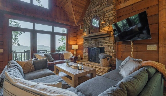 Pet-Friendly Cozy Cabin w/Long Range Mtn Views