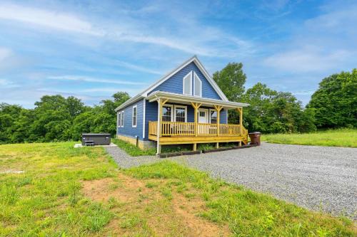Pet-Friendly Home w/Hot Tub & Yard in Willisburg! in Willisburg
