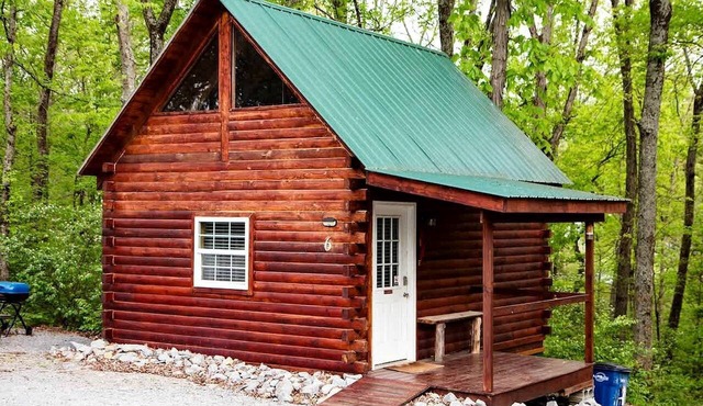 Pet Friendly Log Cabin, Perfect for an Adventure in Kentucky's Lake Country