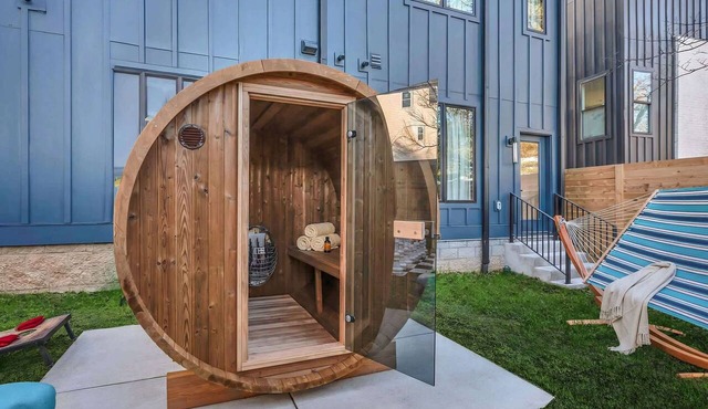 Poker-themed Nashville house near Geodis Park with rooftop hot tub, sleeps 12
