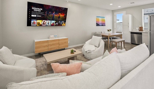 Poolside 2B2B - Comfy Beds & Free Parking in Glendale