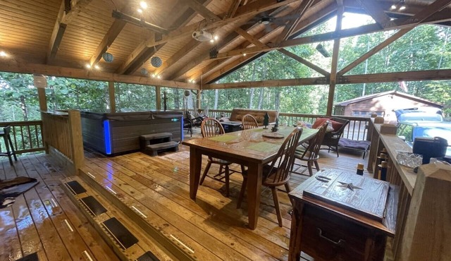 Poplar Ridge Retreat -Hot tub- Pets OK -Wifi, Outdoor Living Area-Fenced Dog Run