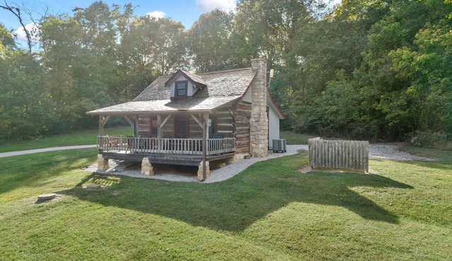 Pre-Civil War Cabin w/Modern Amenities Nestled In The Foothills of Adams County