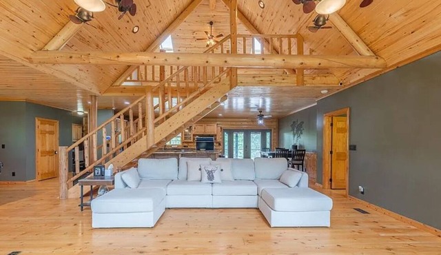 Private 5 BR cabin on 56 acres. Hot tub, Hunt, fish, and near the lake and town in Poplar bluff