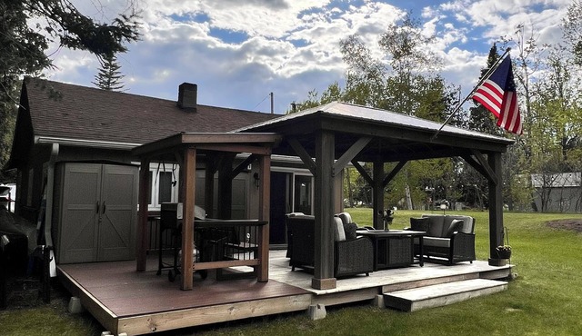 Private and beautiful two bedroom cabin with non motorized access to lake. in Grayling