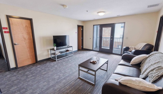 Private Balcony & Fast WiFi Near OSU & Shopping in Mansfield