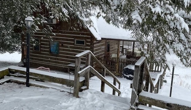 private cabin in with fireplace & hot tub. Located close to Snowshoe.