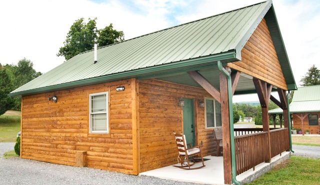 Private cabin with two full beds. ADA accessible. in Flintstone
