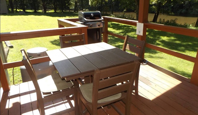 Private Creekside Cabin for 2; Hot Tub, Waterfall Hike, Wi-Fi, Fire Pit in Allisonia