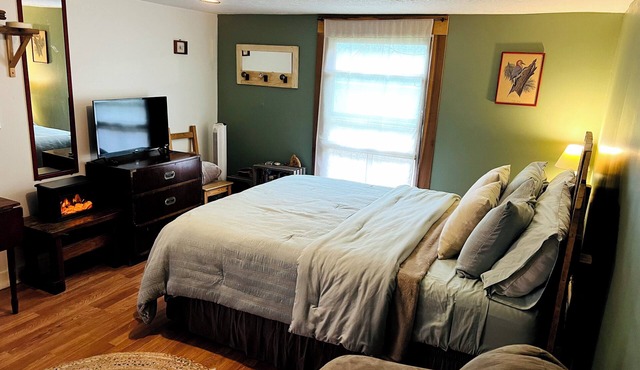 Private Glamping Cabin set in Woodland Paradise- Welcome to the Rustic Roost!