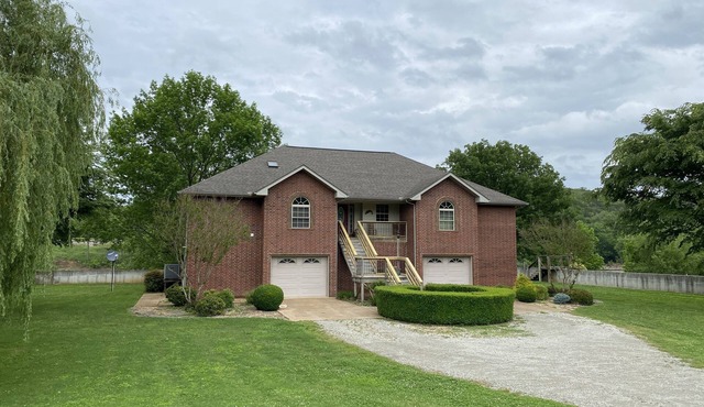 Private home on the bank of the White River in Flippin